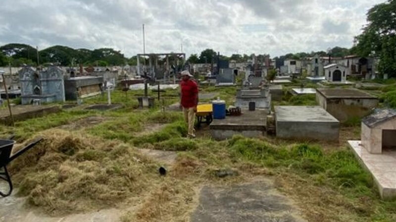 Realizan trabajos de mantenimiento en el cementerio de Uracoa