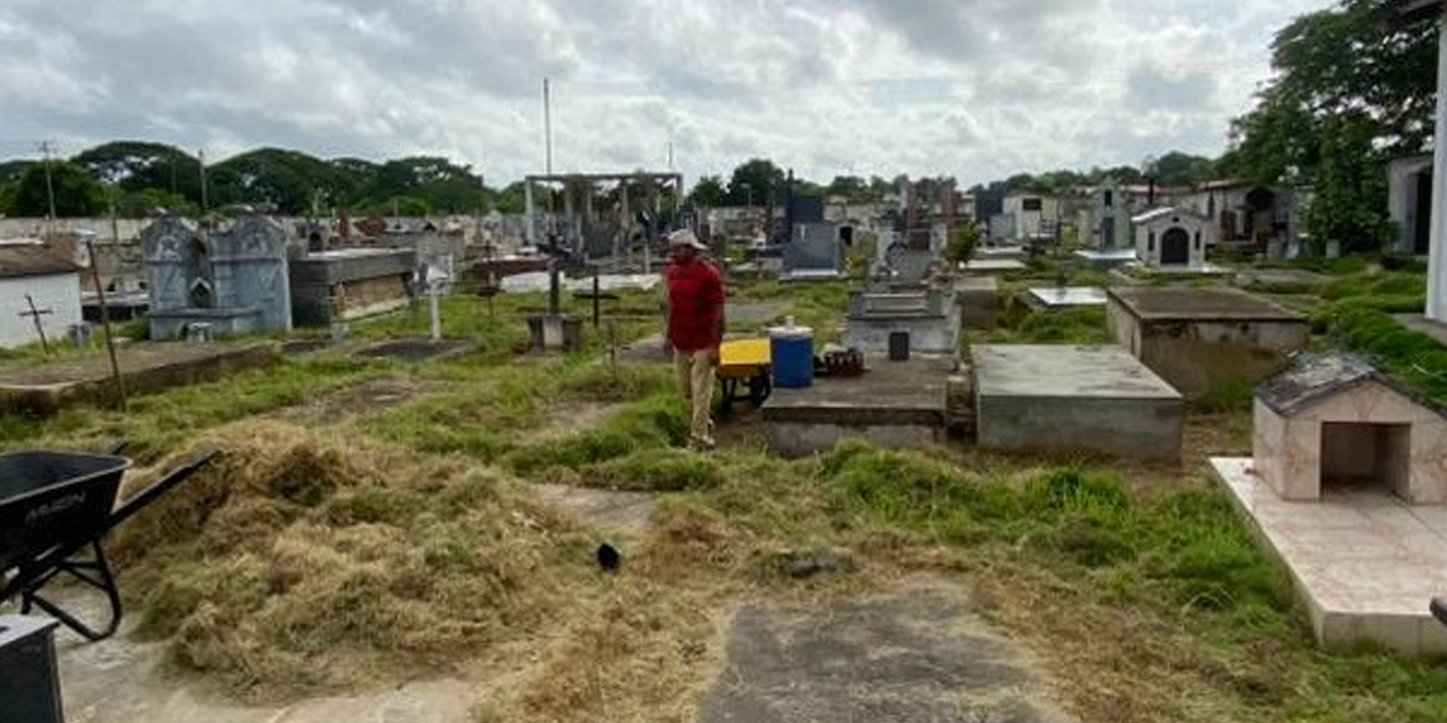 Realizan trabajos de mantenimiento en el cementerio de Uracoa