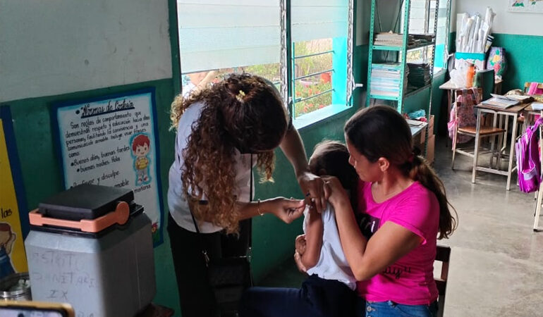 Brindan atención médica en la escuela José Jesús Oliveros de Guatatal