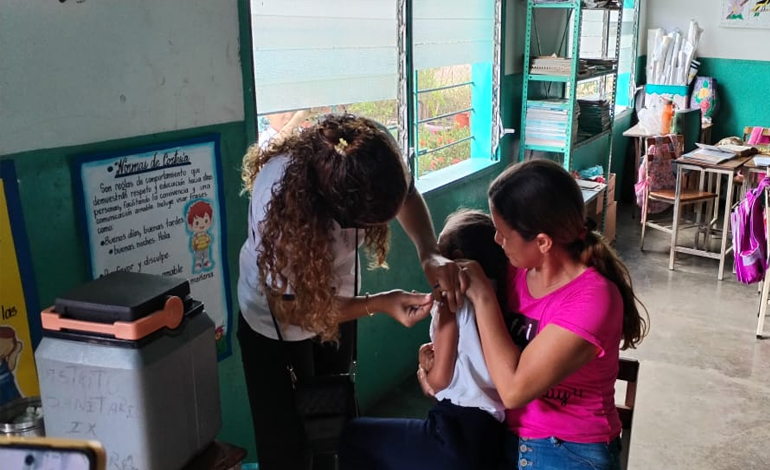Brindan atención médica en la escuela José Jesús Oliveros de Guatatal