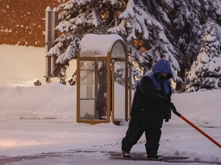 Colapsa el principal aeropuerto de Moscú debido a la mayor nevada en 50 años