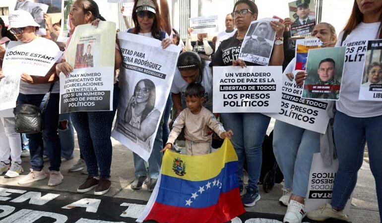 Exigen información sobre 200 presos políticos en paradero desconocido