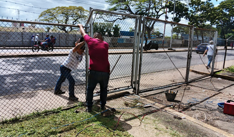 Gobernador Ernesto Luna inicia rehabilitación de cerca perimetral del Hospital Universitario “Dr. Manuel Núñez Tovar”