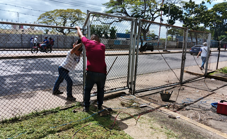 Gobernador Ernesto Luna inicia rehabilitación de cerca perimetral del Hospital Universitario “Dr. Manuel Núñez Tovar”