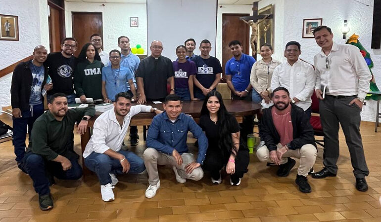 Líderes estudiantiles sostienen encuentro con el cardenal Baltazar Porras para impulsar la Ruta de la Esperanza