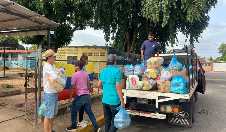 Pueblo de Aguasay envía segundo lote de insumos a las familias afectadas en La Guaira