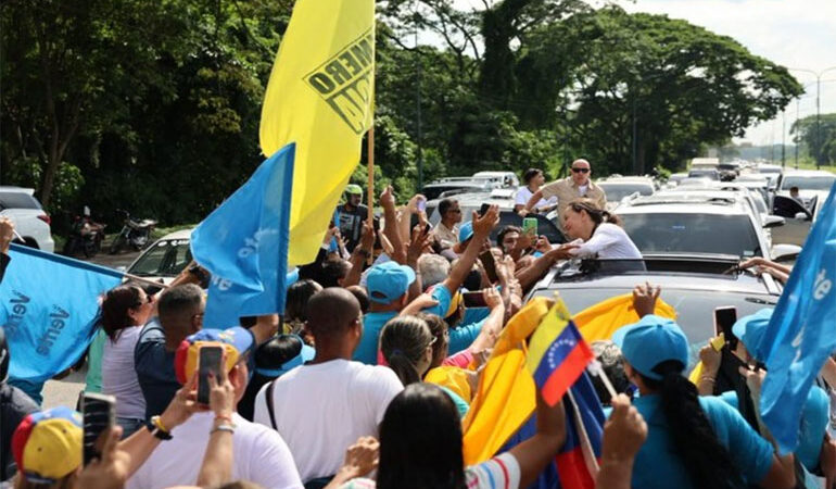 Miles de personas reciben la caravana encabezada por María Corina Machado tras su regreso a Venezuela