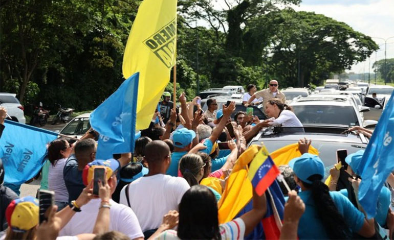 Miles de personas reciben la caravana encabezada por María Corina Machado tras su regreso a Venezuela